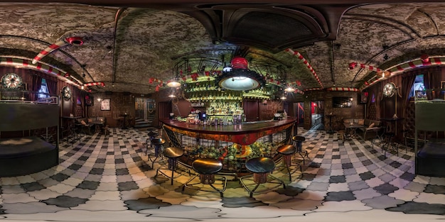 MOSKWA ROSJA LISTOPAD 2019 Pełna sferyczna bezszwowa panorama hdri 360 stopni we wnętrzu stylowa restauracja w stylu vintage klub nocny bar w projekcji równoprostokątnej Zawartość AR VR