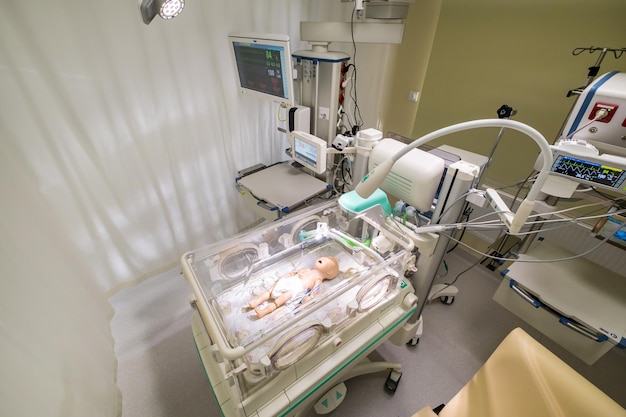 MOSKWA ROSJA MARZEC 2022 inkubator dla niemowląt w nowoczesnym oddziale położniczym szpitala centrum medycznego