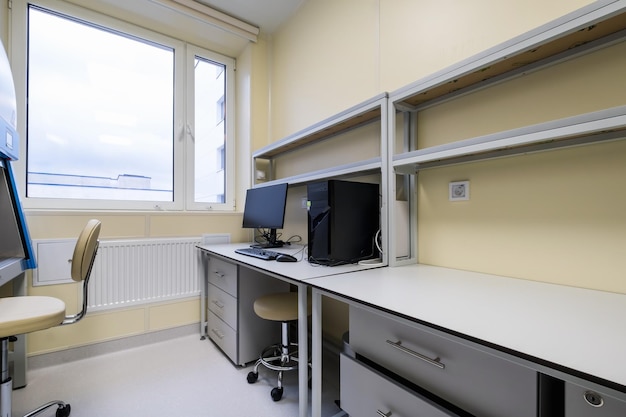 MOSKWA ROSJA SIERPIEŃ 2019 sala zabiegowa w nowoczesnej klinice lub laboratorium medycznym z wyposażeniem