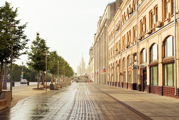 Zdjęcie moskwa rosja ulica, stare historyczne centrum, rano, widok na panoramę miasta