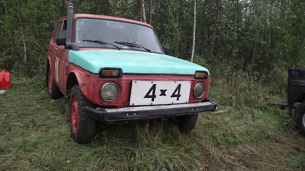 Moskwa Rosja września SUV na tle rosyjskiego krajobrazu klip widok rosyjskich suvs koncepcja