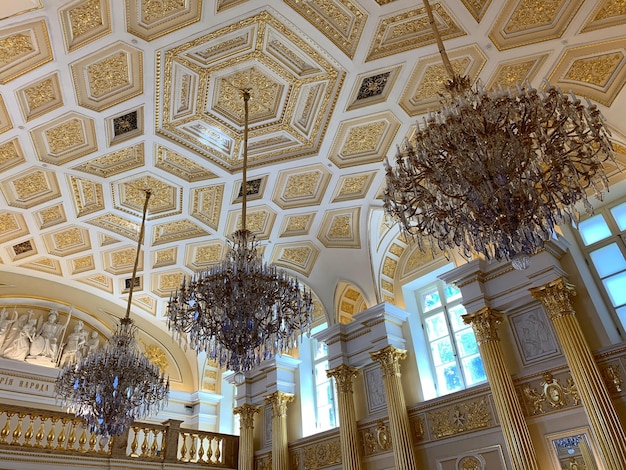 Moskwa Rosja Złote klasyczne wnętrze w starym dużym zamku królewskim wnętrzu muzeum