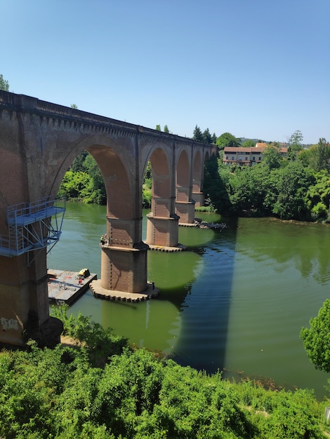 Most Albi we Francji, który rozciąga się nad rzeką Tarn