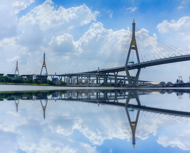 Most Bhumibol 1 i 2 tzw. Industrial Ring Bridge przecinający rzekę Chao Phraya z odbiciem, Bangkok, Tajlandia