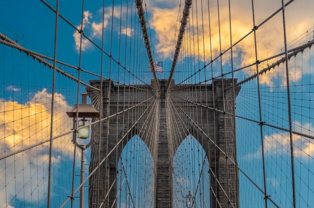 Most Brookliński na tle pięknego nieba. Nowy Jork, USA