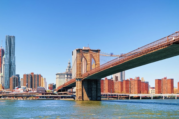 Most Brookliński nad East River, Nowy Jork, USA. Brooklyn Bridge jest jednym z najstarszych mostów w Stanach Zjednoczonych.