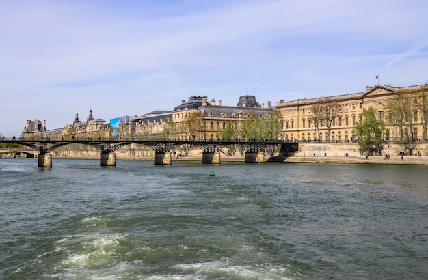 Most dla pieszych pont des arts nad Sekwaną i zabytkowe budynki Paryża we Francji