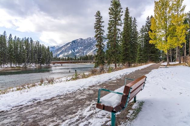 Most dla pieszych w Banff i szlak Bow River w śnieżną jesień Park Narodowy Banff Canadian Rockies