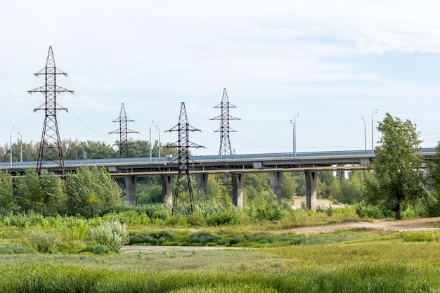 Most drogowy przechodzący przez pole