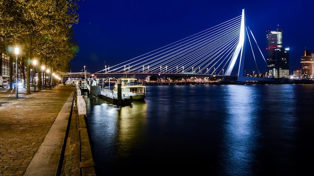 Most Erazma to połączony most podwieszony i zwodzony w centrum Rotterdamu, łączący północną i południową część tego drugiego co do wielkości miasta w Holandii