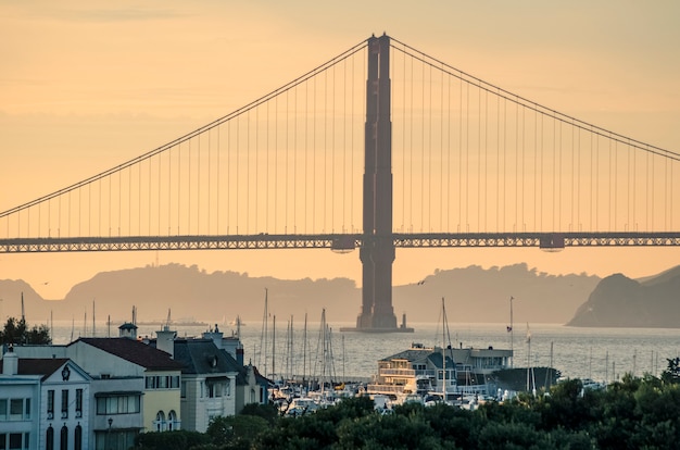 Most Golden Gate na tle żółtego zachodu słońca San Francisco California US