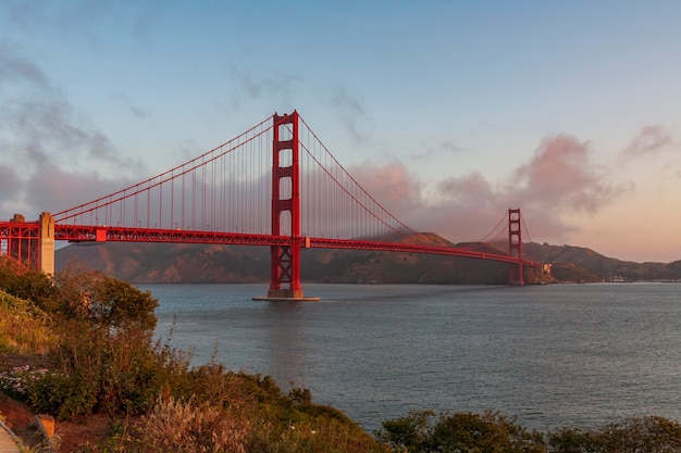 Zdjęcie most golden gate oświetlony o wschodzie słońca san francisco usa