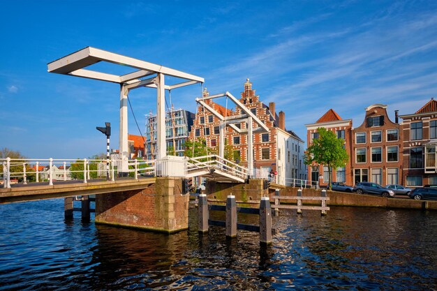 Zdjęcie most gravestenenbrug w haarlem w holandii