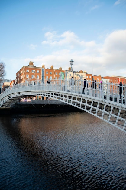 Most ha'penny nad rzeką liffey w dublinie irlandia w piękny europejski zimowy dzień