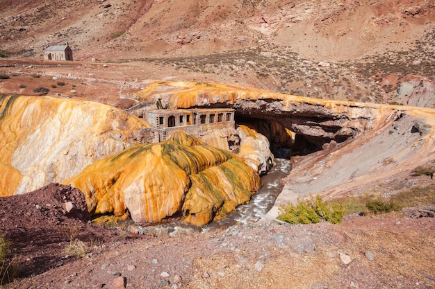 Most Inków „Puente del Inca” w Argentynie. Most Inków to naturalny łuk, który tworzy most nad rzeką Vacas w prowincji Mendoza w Argentynie.