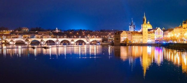 Most Karola i Karlovy Lazne w nocy światła w Pradze, Czechy.