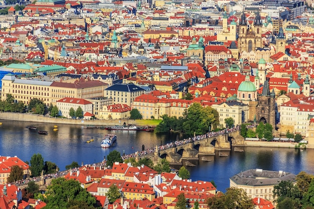 Most Karola i panorama Starego Miasta w Pradze.