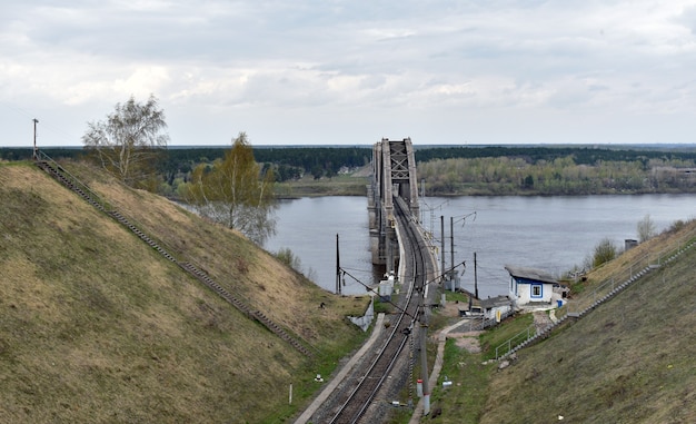 most kolejowy nad rzeką