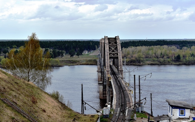 most kolejowy nad rzeką