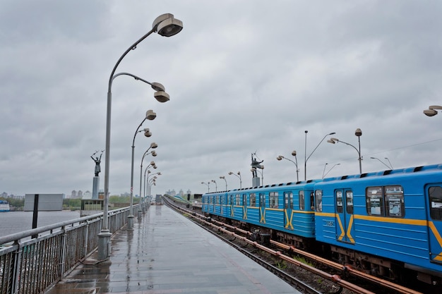 Most kolejowy w Kijowie Ukraina