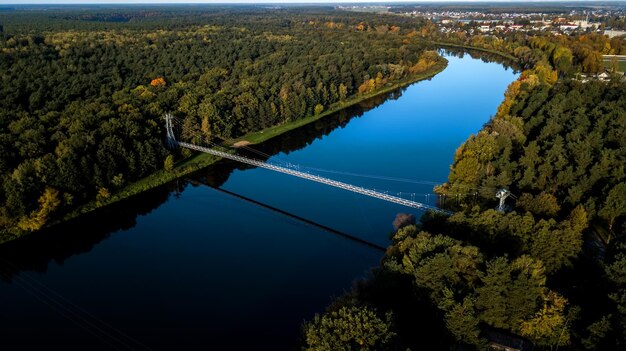 Most linowy nad rzeką widok z góry