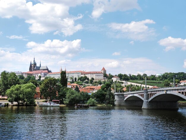 Zdjęcie most łukowy nad rzeką w mieście