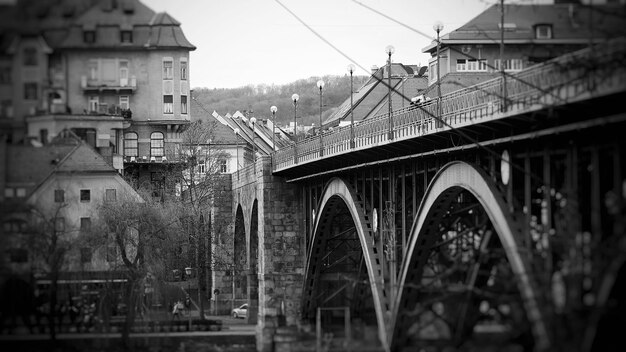Zdjęcie most łukowy w mieście