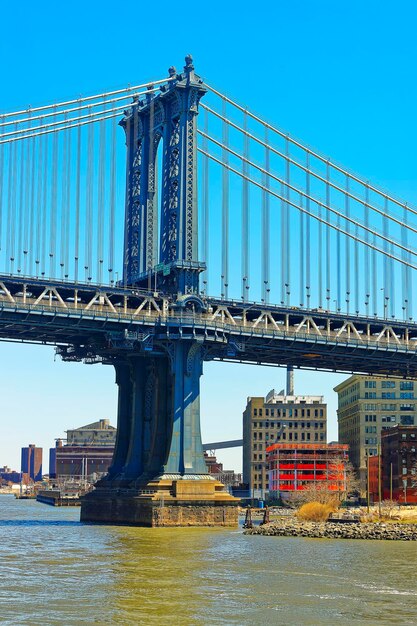 Most Manhattan przez East River. Most łączy dolny Manhattan z Brooklynem w Nowym Jorku w USA. Brooklyn po prawej