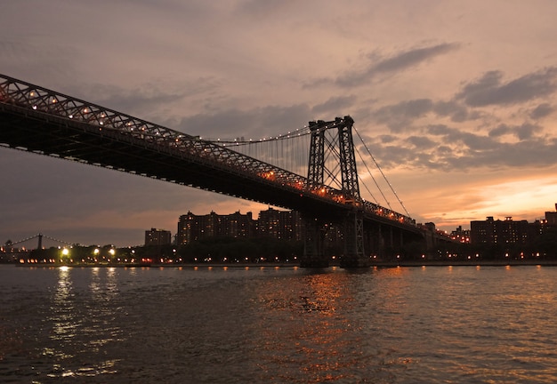 Most na Manhattanie. East River w kierunku Brooklynu w Nowym Jorku.