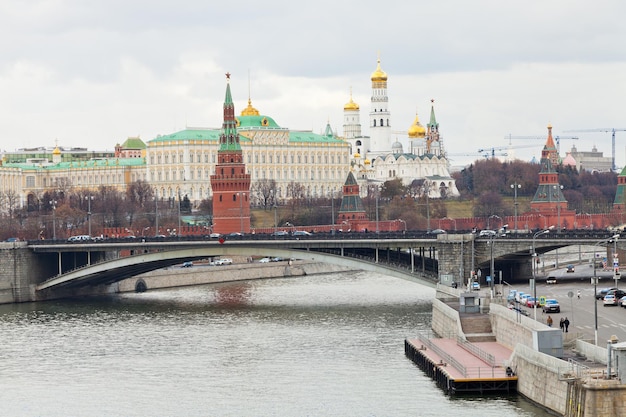 Most na rzece i Kremlu w Moskwie jesienią