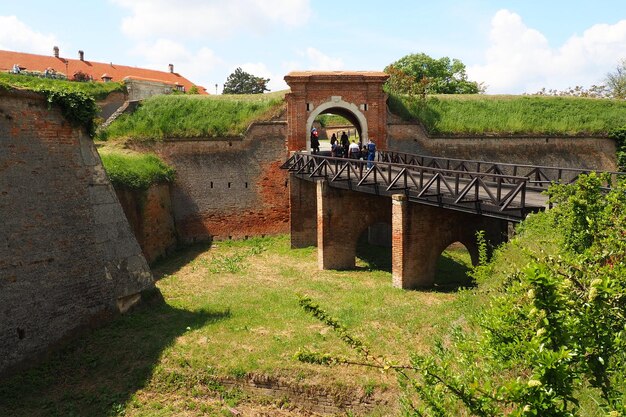 Most nad fosą w twierdzy Petrovaradin Petrovaradin Nowy Sad Serbia Drewniane fortyfikacje Wzgórza zarośnięte fortyfikacje Kompleks muzealny budowli obronnych