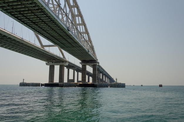 Most nad morzem z napisem most