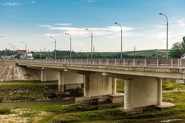 Most nad rzeką Adagum ze znakami przeciwpowodziowymi