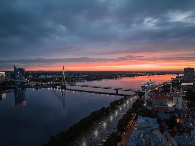 Most nad rzeką daugava w rydze, łotwa