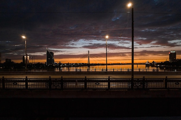 Most nad rzeką daugava w rydze, łotwa