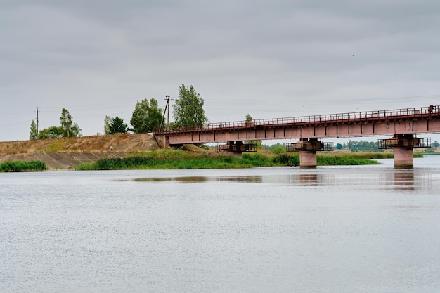 Most nad rzeką dla samochodów