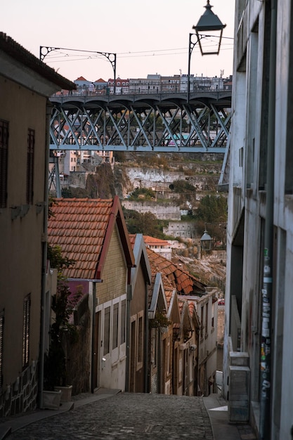 Zdjęcie most nad rzeką douro w mieście porto jesienią w portugalii