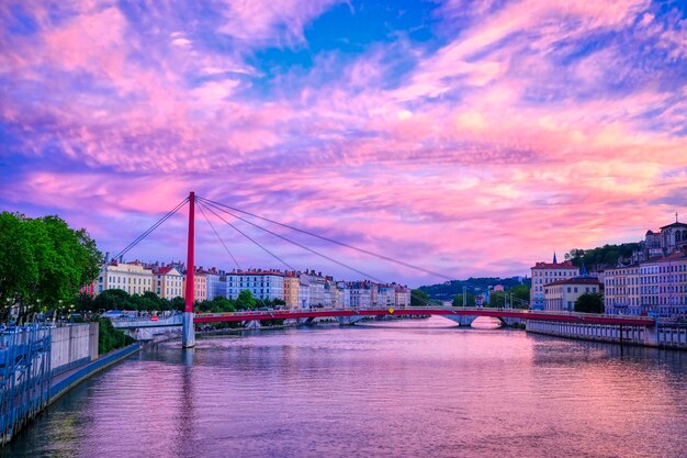 Most nad rzeką na chmurowym niebie