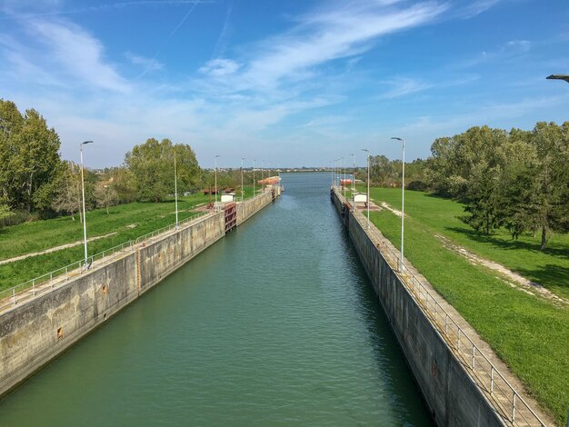 Most nad rzeką na tle nieba