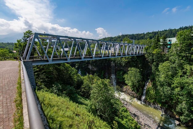 Zdjęcie most nad rzeką na tle nieba