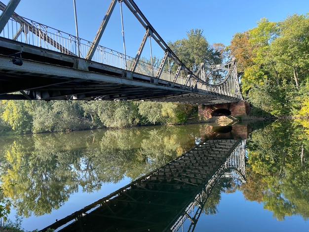 Zdjęcie most nad rzeką na tle nieba