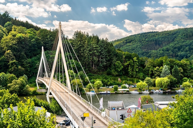 Most nad rzeką neckar w zwingenberg odenwald badenwurttemberg niemcy