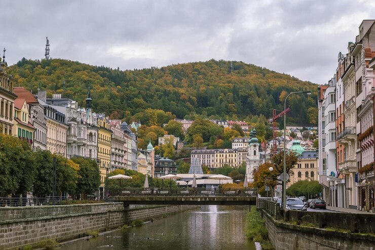 Zdjęcie most nad rzeką pośród budynków w mieście na tle nieba