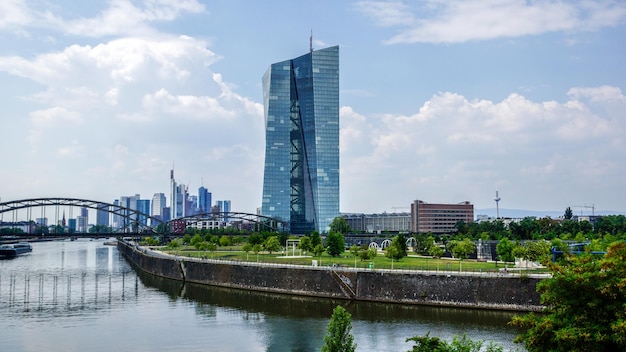 Most nad rzeką przeciwko budynkom w mieście