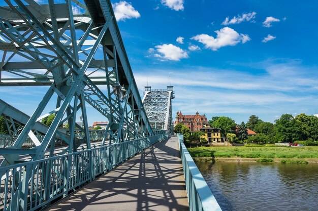 Most nad rzeką przeciwko niebu w mieście