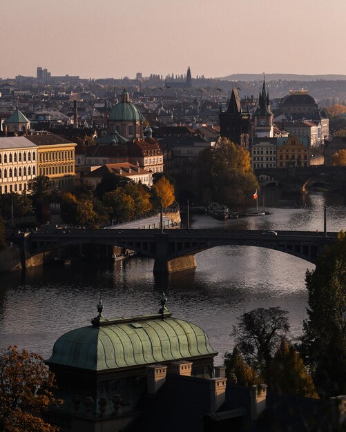 Zdjęcie most nad rzeką przez budynki w mieście