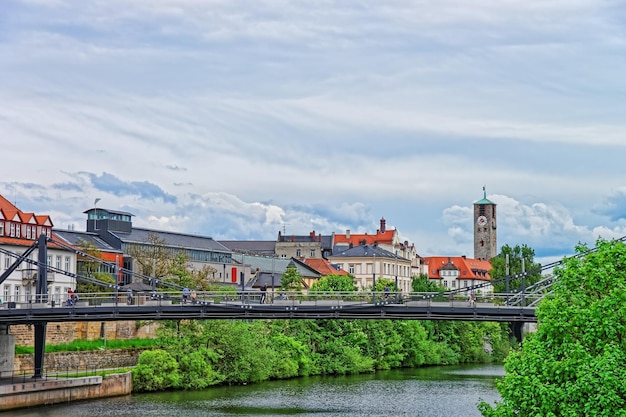 Most Nad Rzeką Regnitz W Małej Wenecji W Bambergu W Górnej Frankonii, Bawaria, Niemcy. Ludzie W Tle