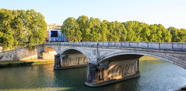 Most nad rzeką Tyber Rzym Włochy