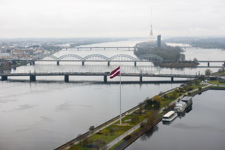 Zdjęcie most nad rzeką w mieście na tle nieba