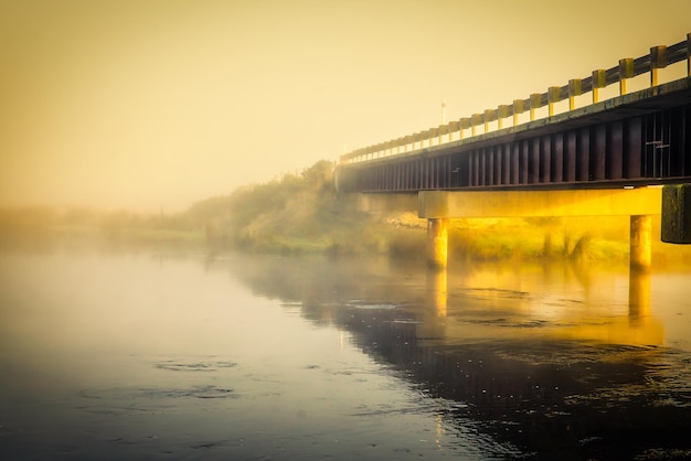 Most nad rzeką we mgle